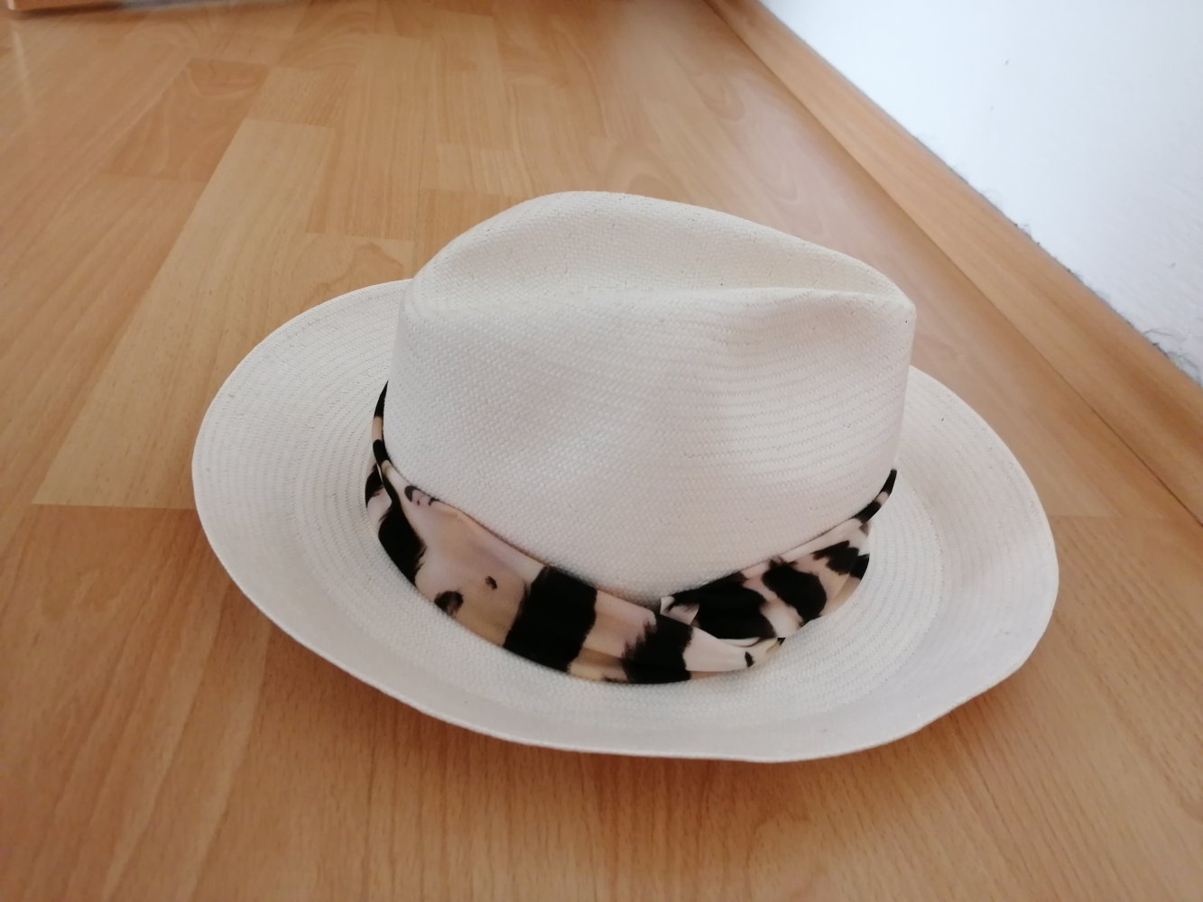 Creme weißer Sommerhut Marc Cain mit gemustertem Tuch