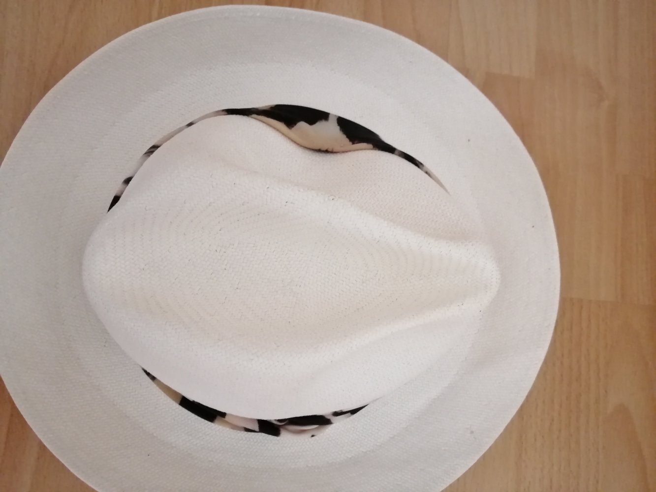 Creme weißer Sommerhut Marc Cain mit gemustertem Tuch