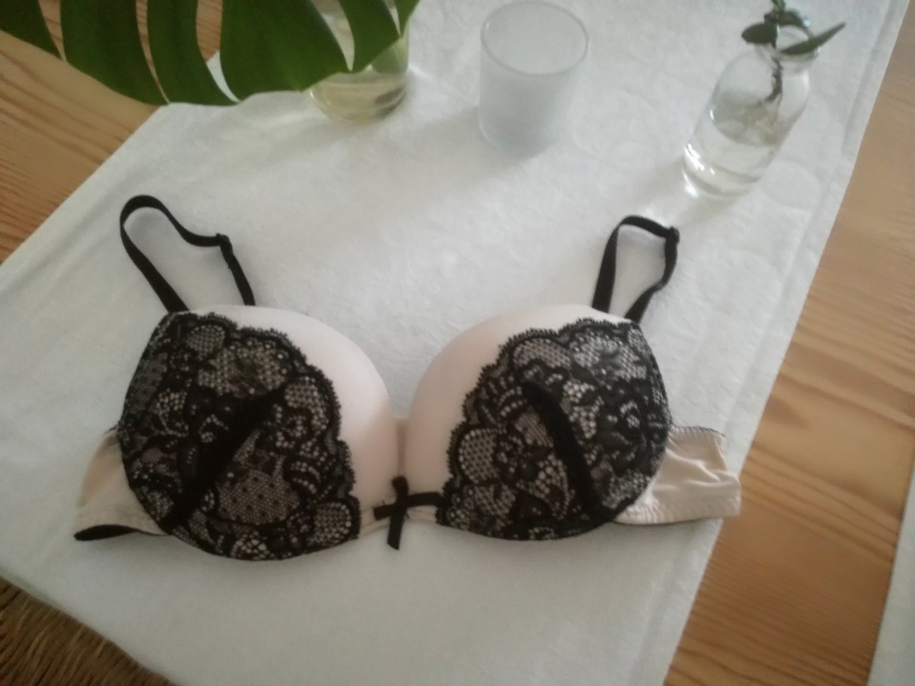 Nude / Rose farbener BH mit schwarzer Spitze