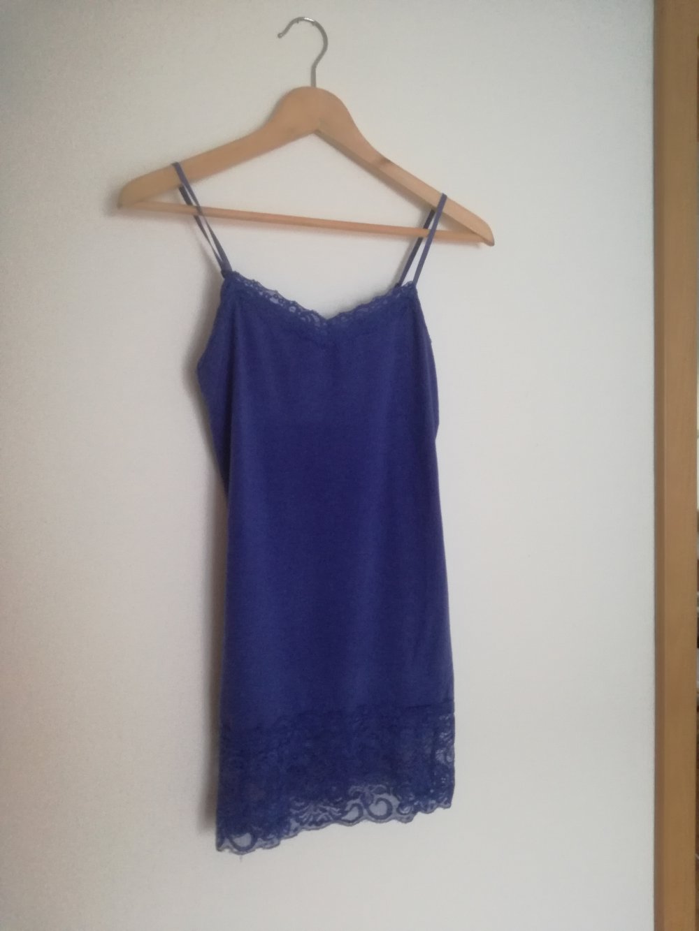 dunkel blaues Top mit verstellbaren trägern und Spitze