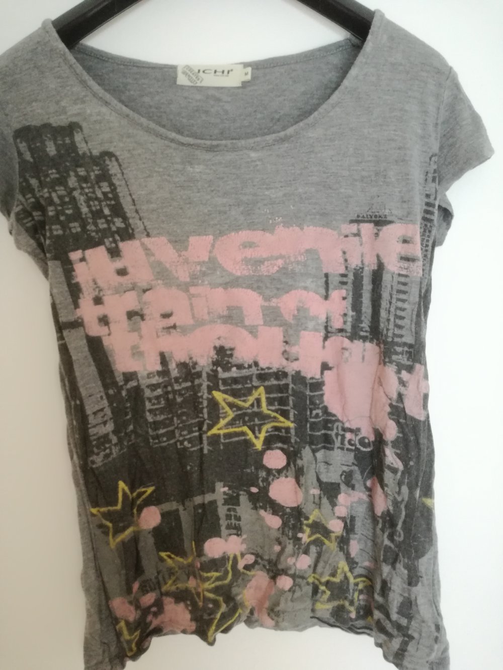 süßes graues Tshirt mit Muster