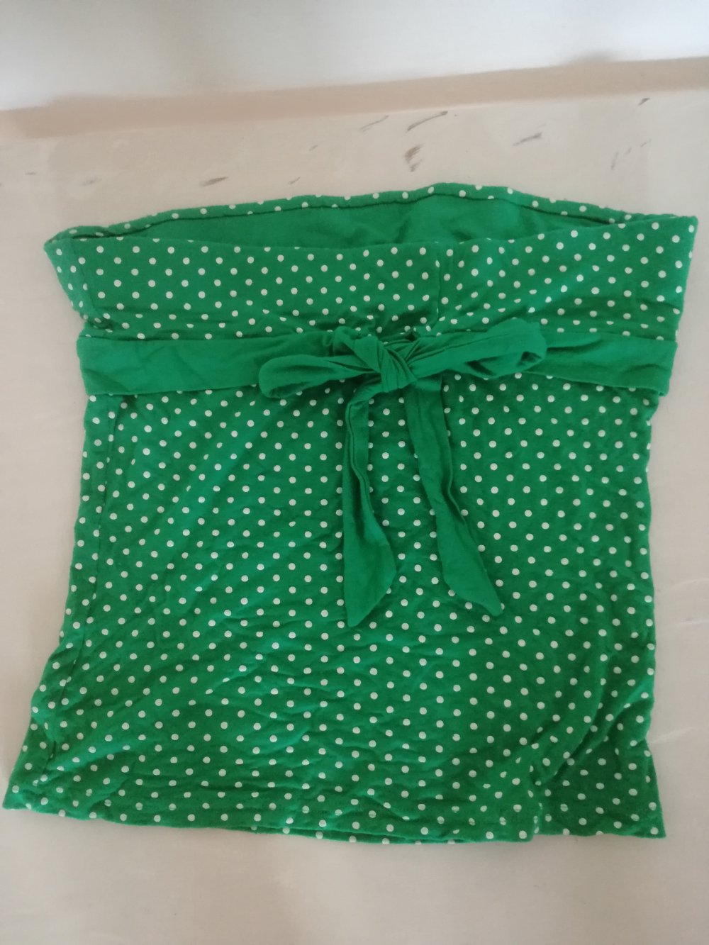 trägerloses gepunktetes Top grün weiß