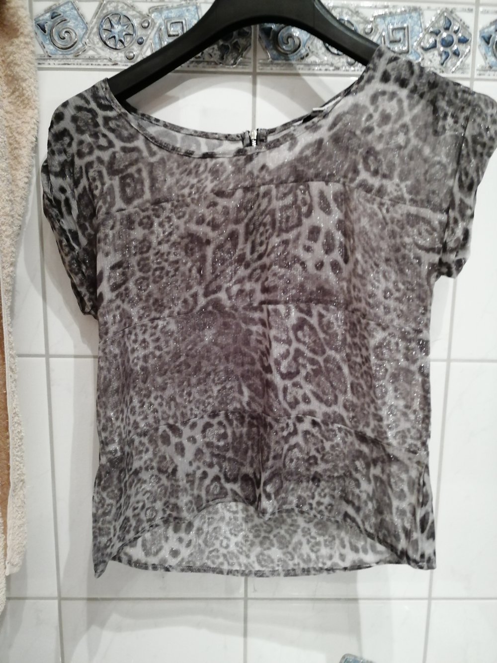 Tolles Leo Tshirt mit Glitzer in grau und Reißverschluss 