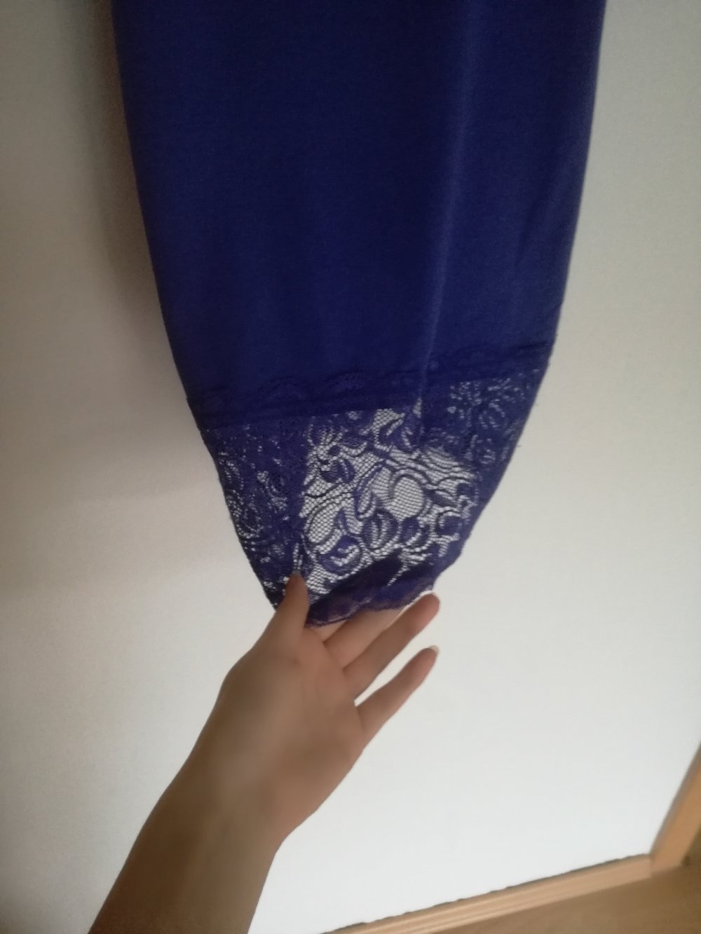 dunkel blaues Top mit verstellbaren trägern und Spitze