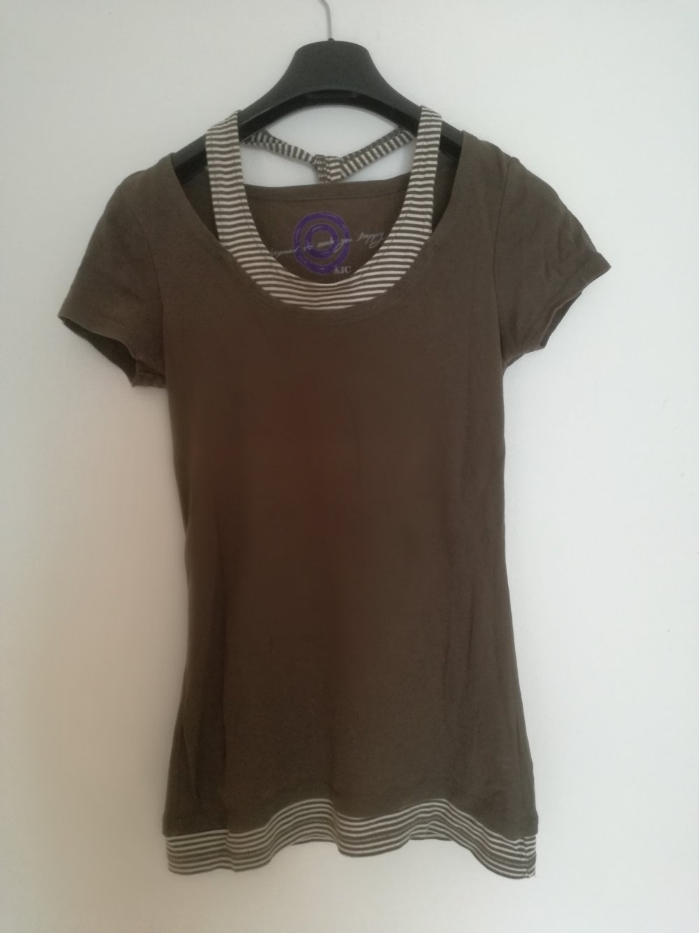 Olive Creme farbenes Tshirt mit Neckholder gestreift