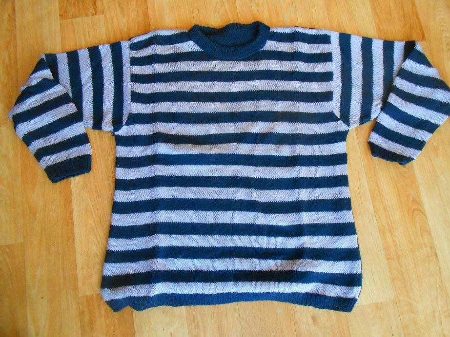 Handgestrickter Pullover flieder/dunkelblau gestreift Gr. 40