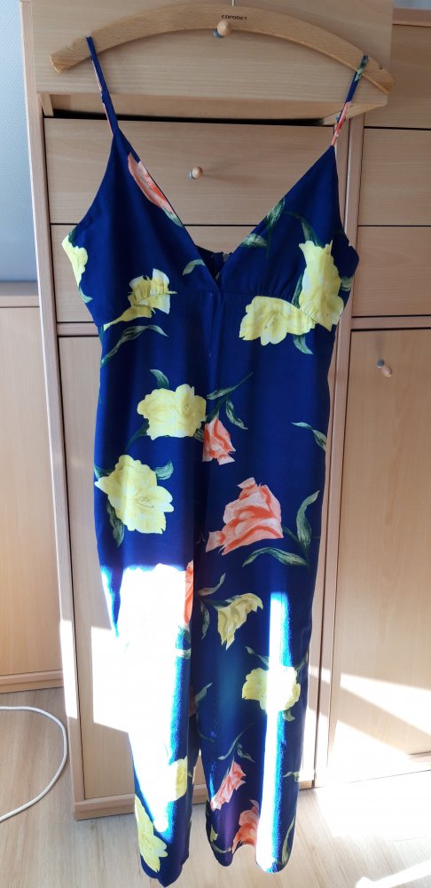 Blauer Jumpsuit mit Blumenmuster