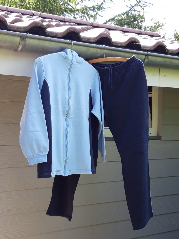 hell- und dunkelblauer Trainingsanzug für den Winter
