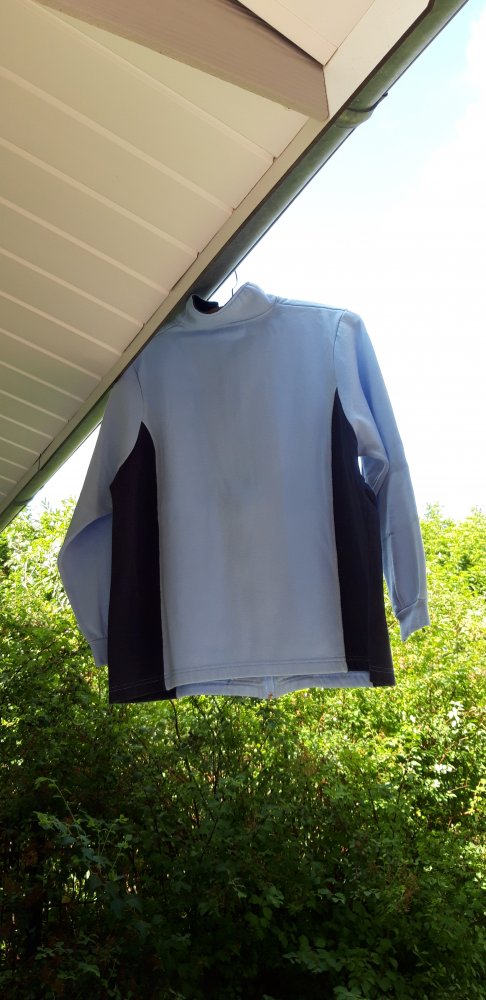 hell- und dunkelblauer Trainingsanzug für den Winter