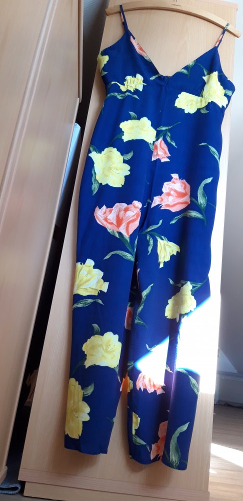 Blauer Jumpsuit mit Blumenmuster