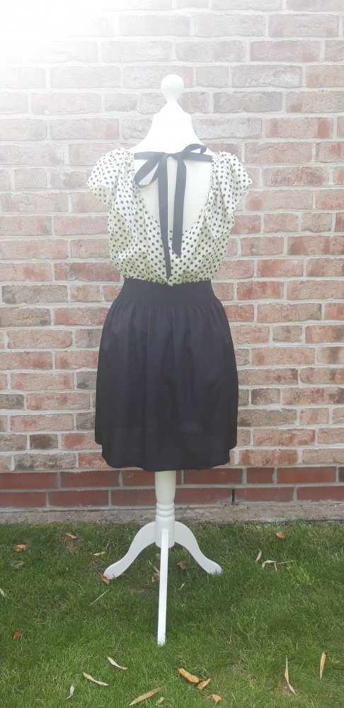 Schwarz cremefarbenes Carmen Kleid mit schwarzen Punkten  