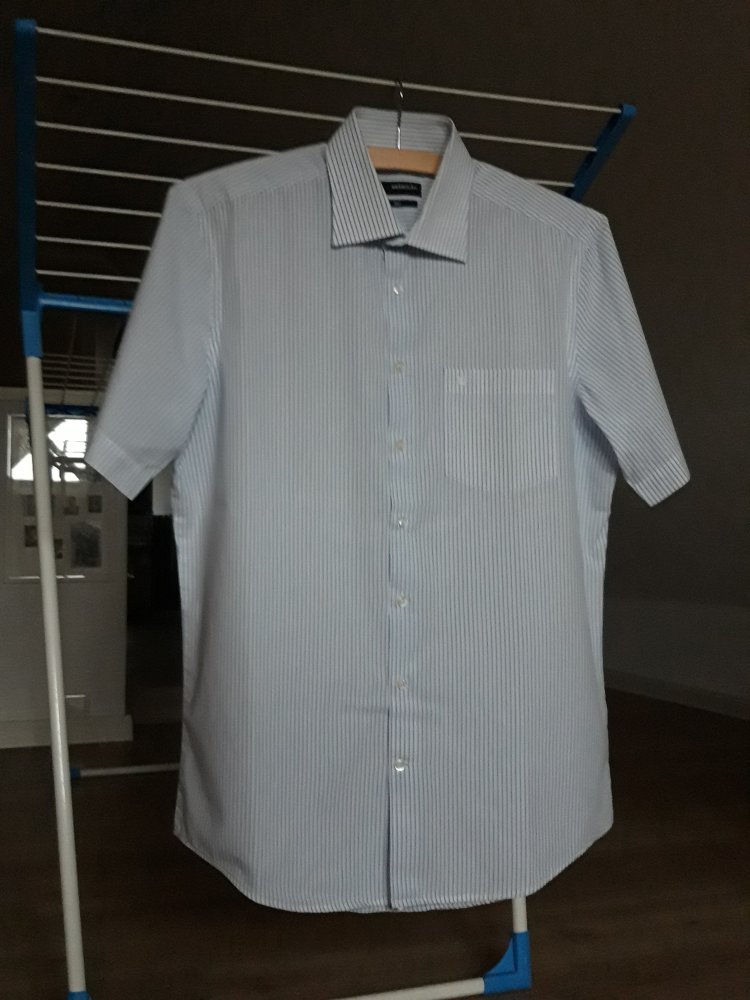 Kurzärmeliges Hemd mit hellblau weißen senkrechten Streifen