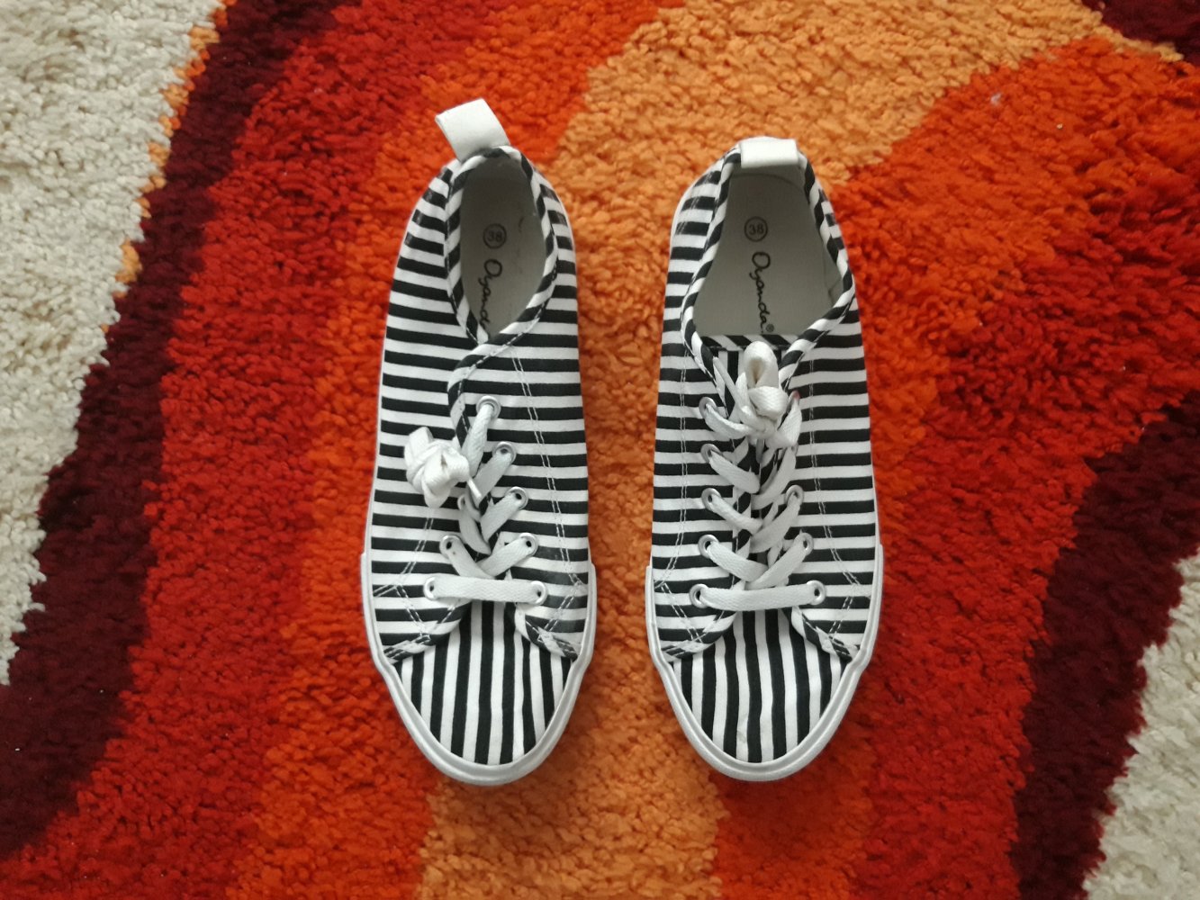 Schwarz-weiß gestreifte leichte Sneaker für Damen