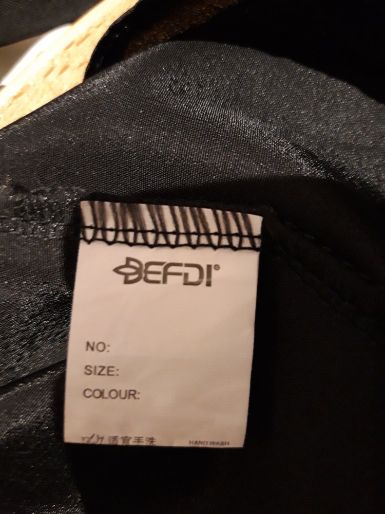 Schwarz cremefarbenes Carmen Kleid mit schwarzen Punkten  