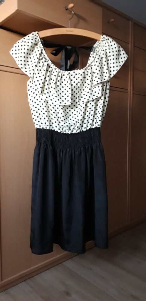 Schwarz cremefarbenes Carmen Kleid mit schwarzen Punkten  