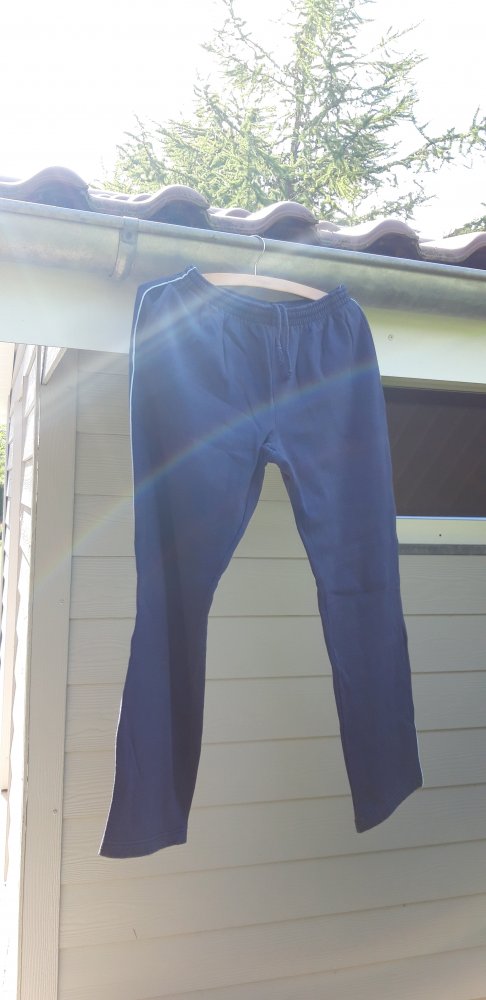 hell- und dunkelblauer Trainingsanzug für den Winter