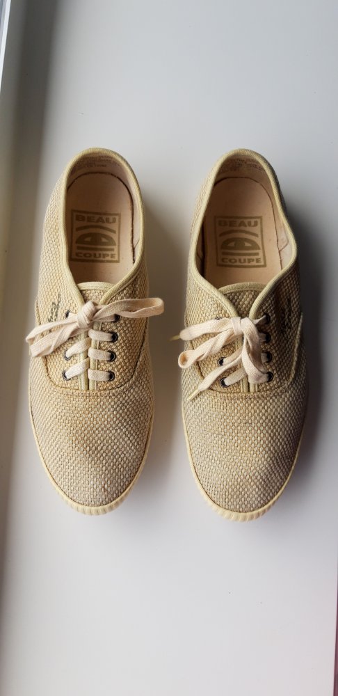 sommerliche beige Stoff-Sneaker mit Webmuster Marke: beau coupé