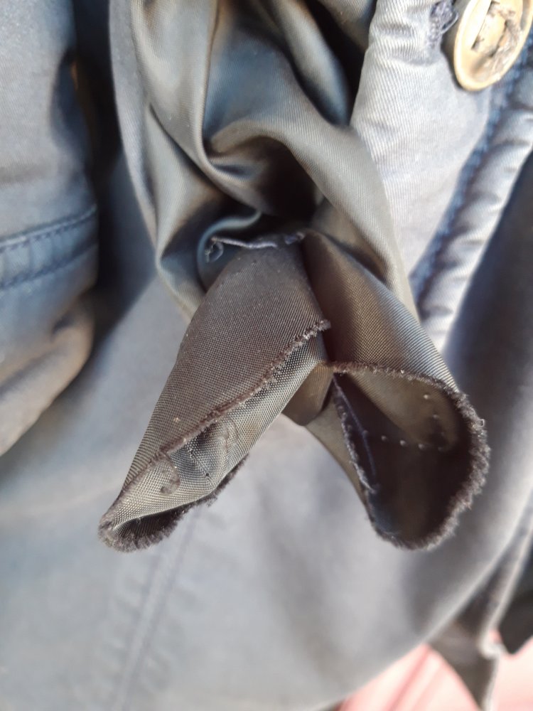 Dunkelblauer gefütterter Mantel mit Kapuze