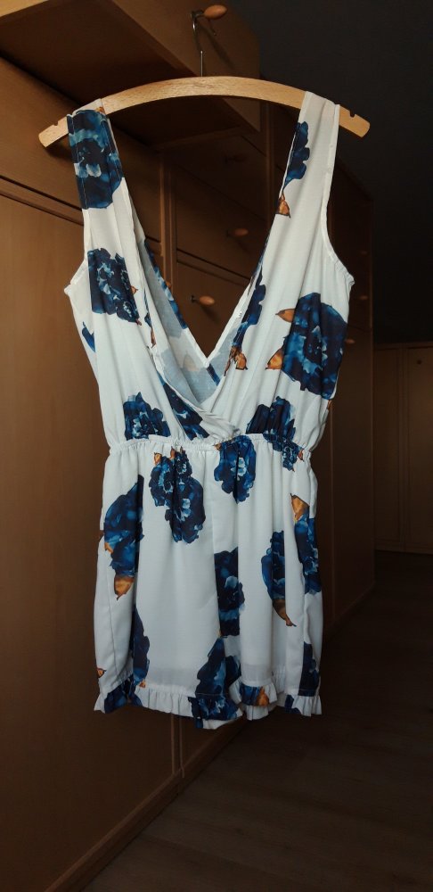Kurzer Jumpsuit in off-white mit blauen Blumen