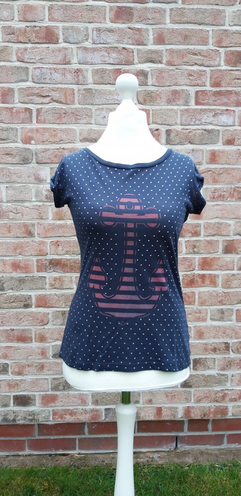 dunkelblaues T-Shirt mit weißen Punkten 