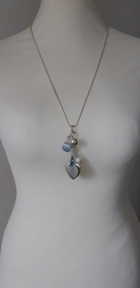 lange Halskette mit Anhängern