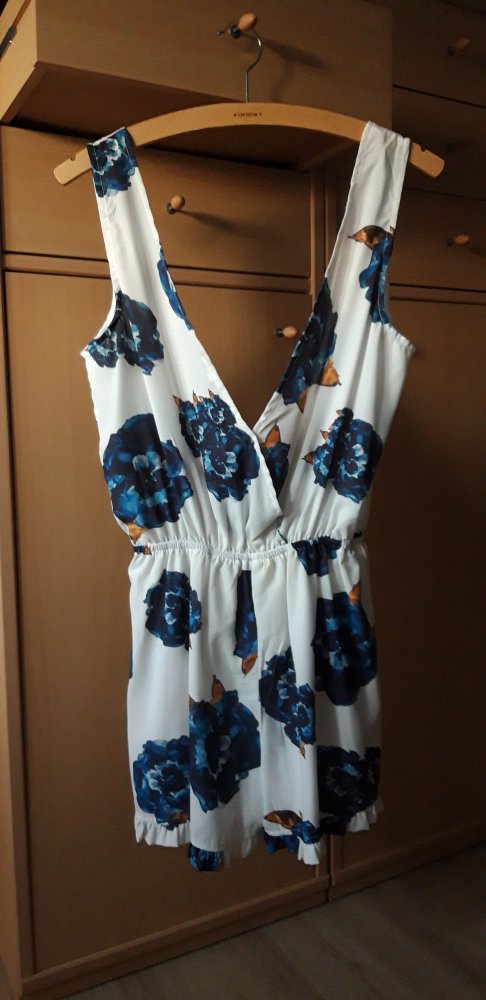 Kurzer Jumpsuit in off-white mit blauen Blumen
