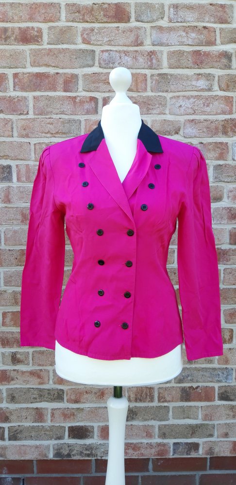 Pinke Vintage Bluse mit Schulterpolstern und schwarzen Knöpfen