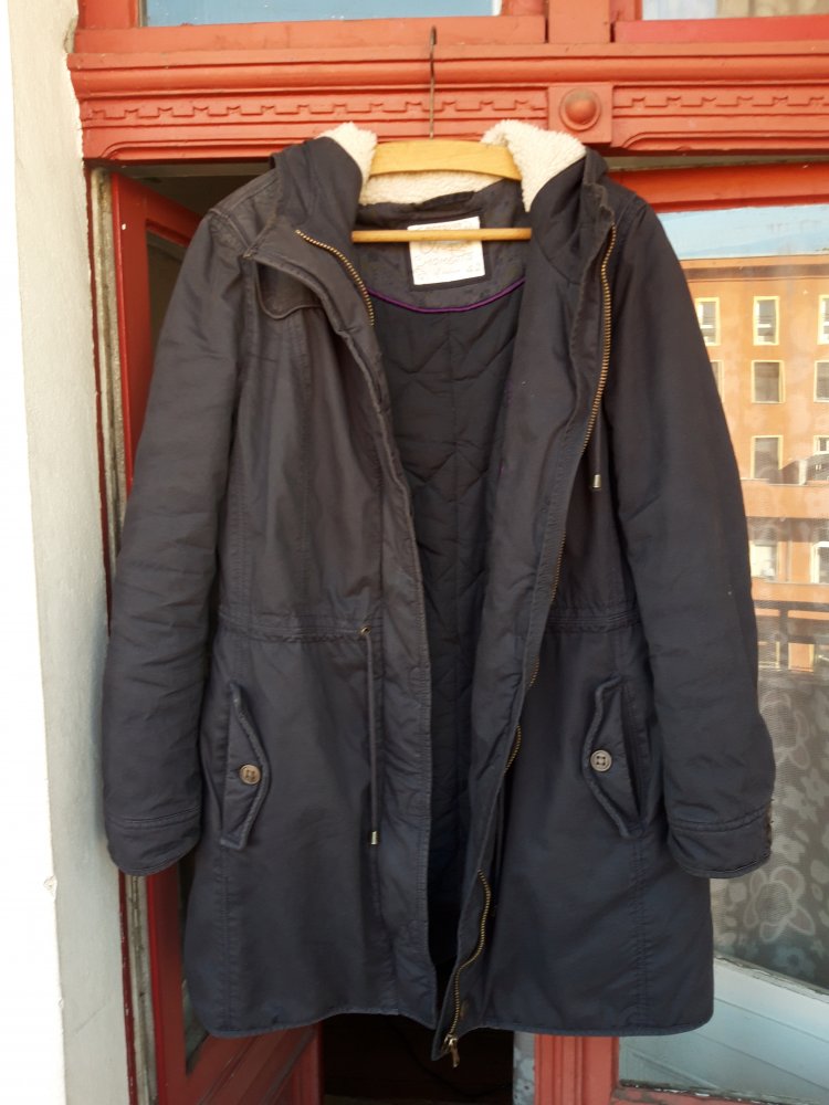 Dunkelblauer gefütterter Mantel mit Kapuze