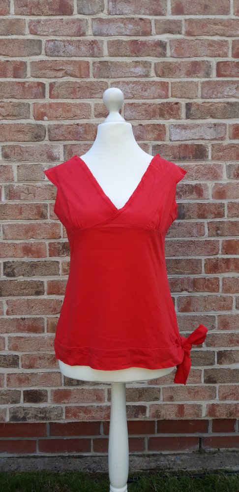 rotes Top/Shirt an der Hüfte zum Wickeln