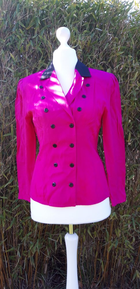 Pinke Vintage Bluse mit Schulterpolstern und schwarzen Knöpfen