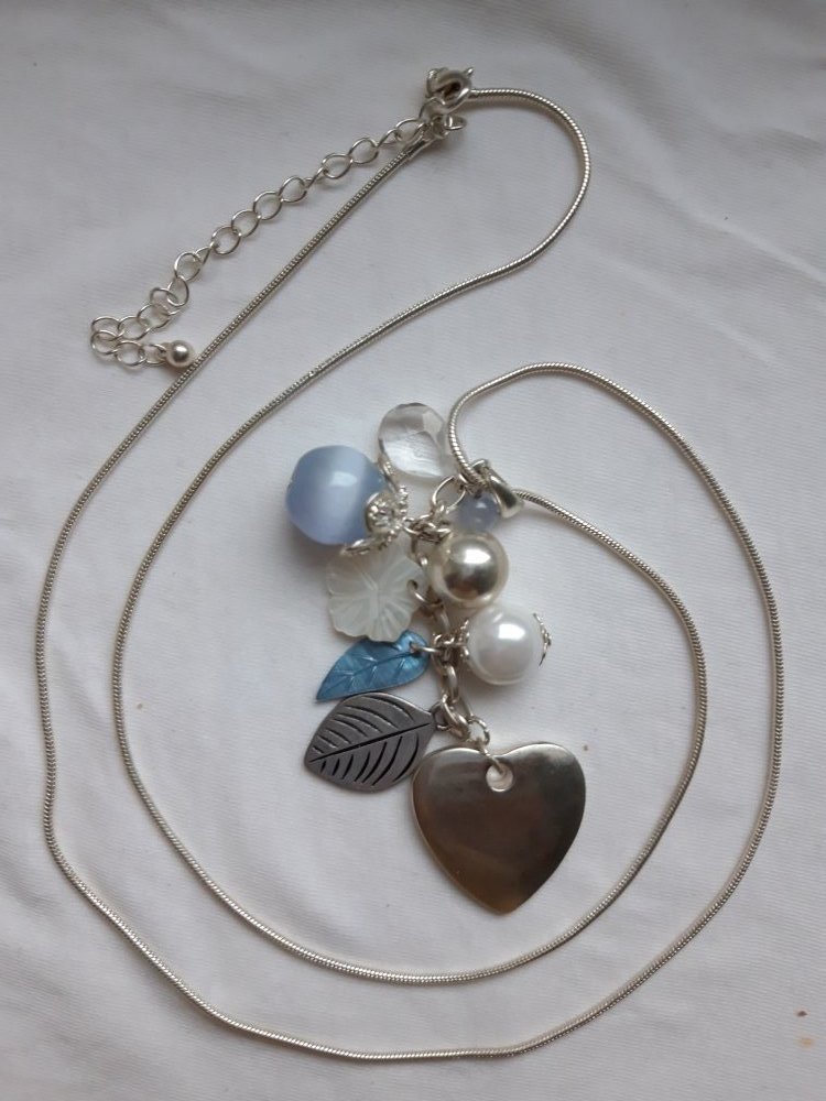 lange Halskette mit Anhängern