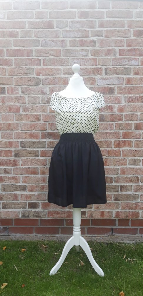 Schwarz cremefarbenes Carmen Kleid mit schwarzen Punkten  