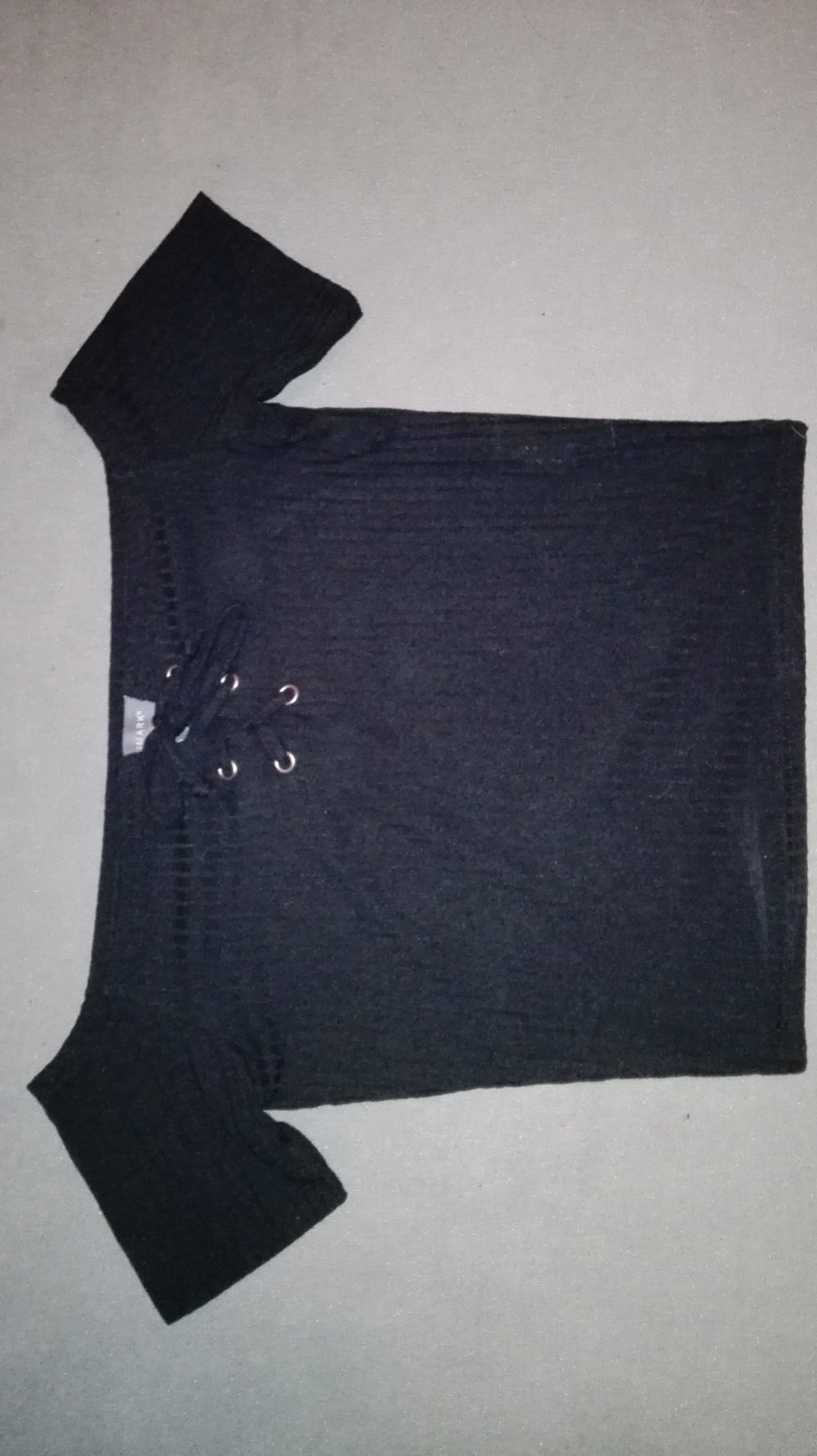 Süßes Croptop mit Schnürung