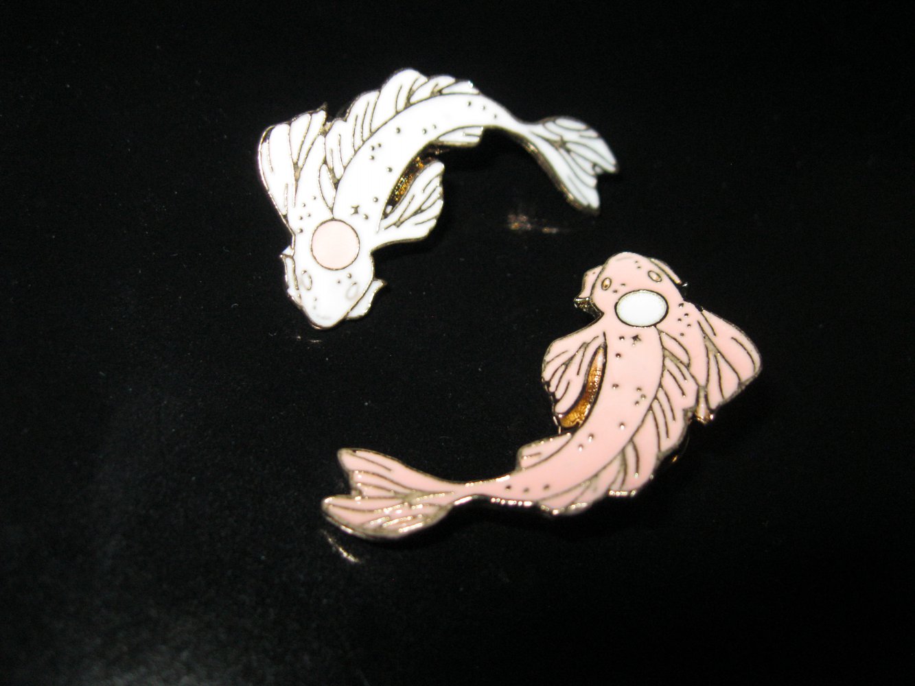 Yin Yang Koi Pins / Fische / Anstecknadel 