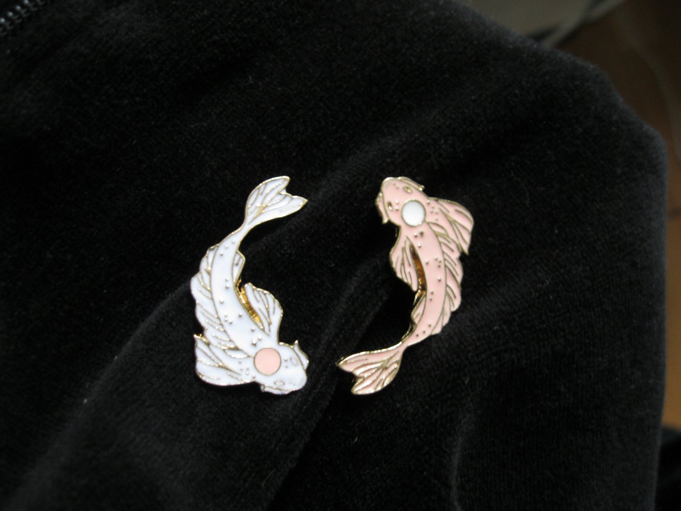 Yin Yang Koi Pins / Fische / Anstecknadel 