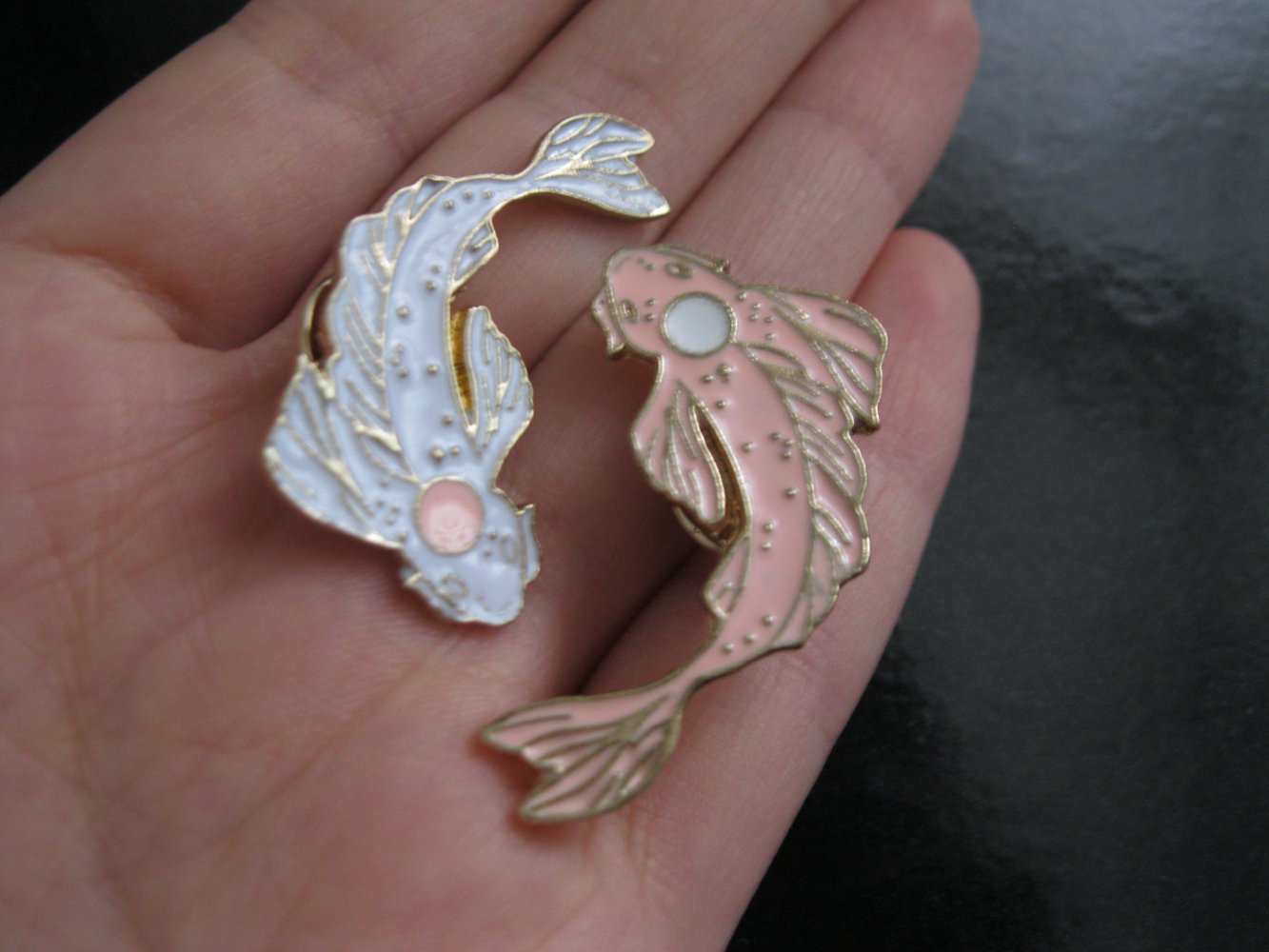 Yin Yang Koi Pins / Fische / Anstecknadel 