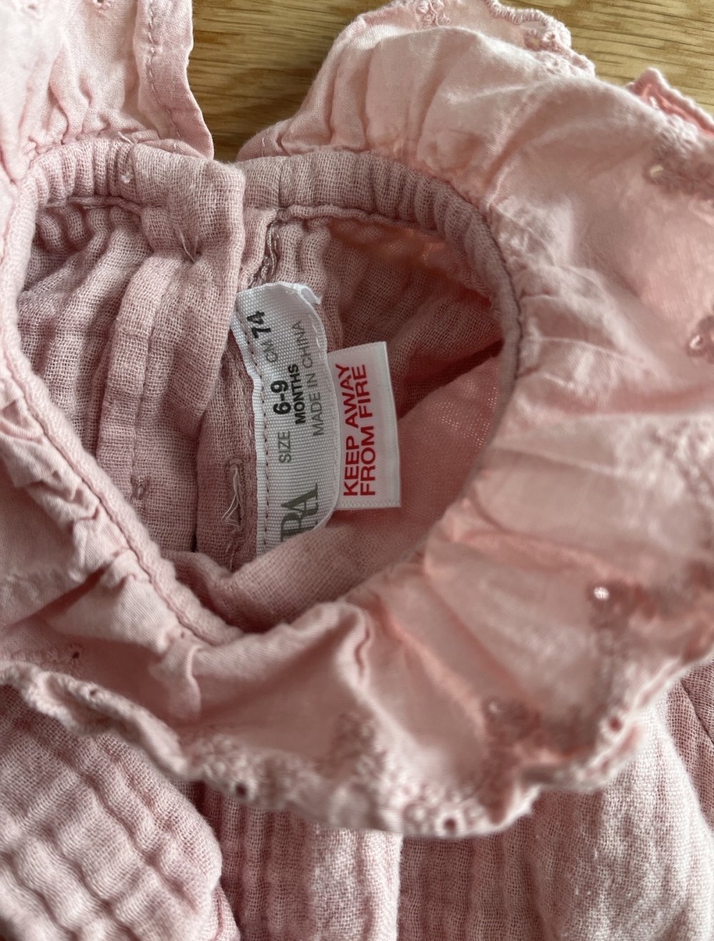 zara Bodie mit Kragen