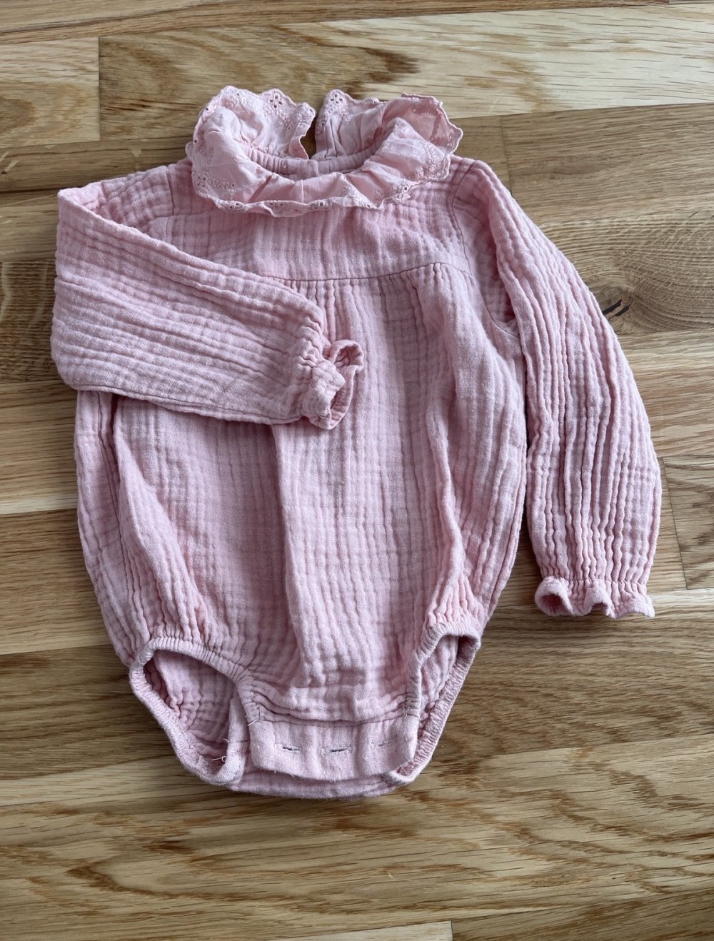 zara Bodie mit Kragen