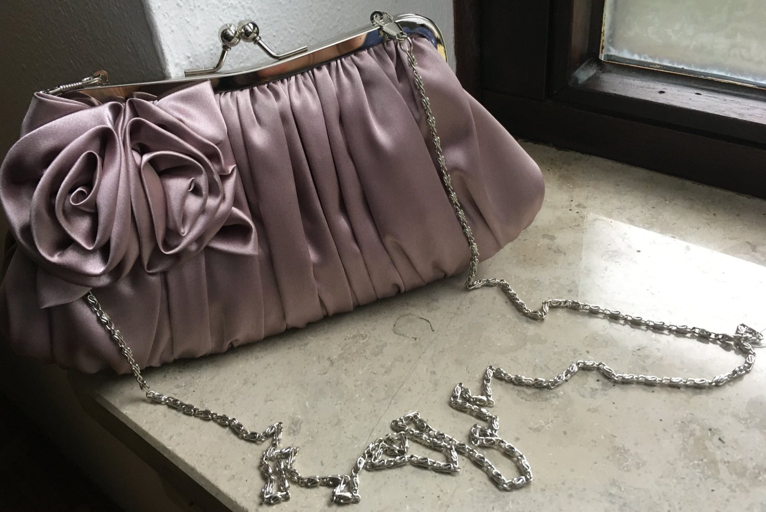 Schicke Clutch mit Blümchen