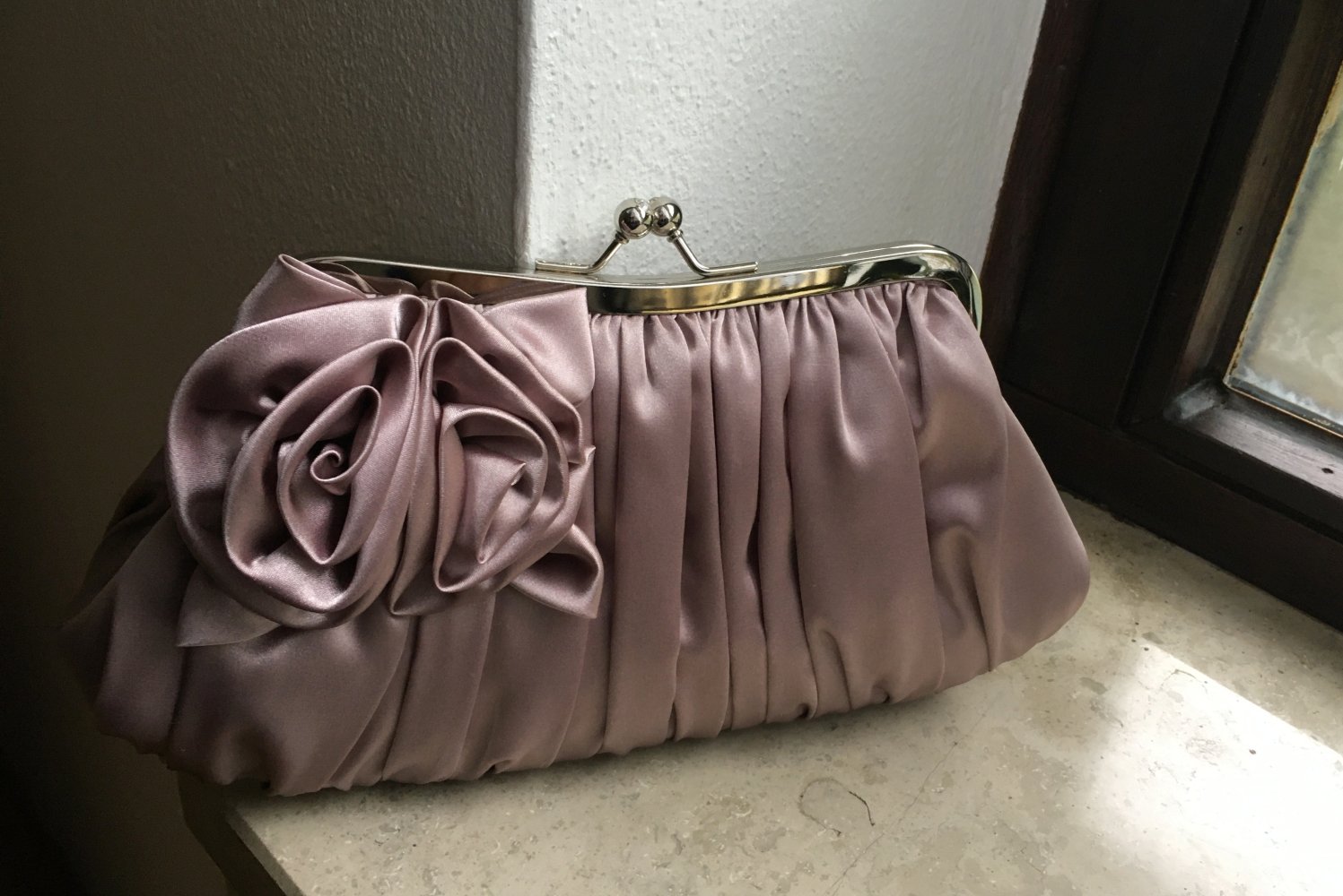 Schicke Clutch mit Blümchen