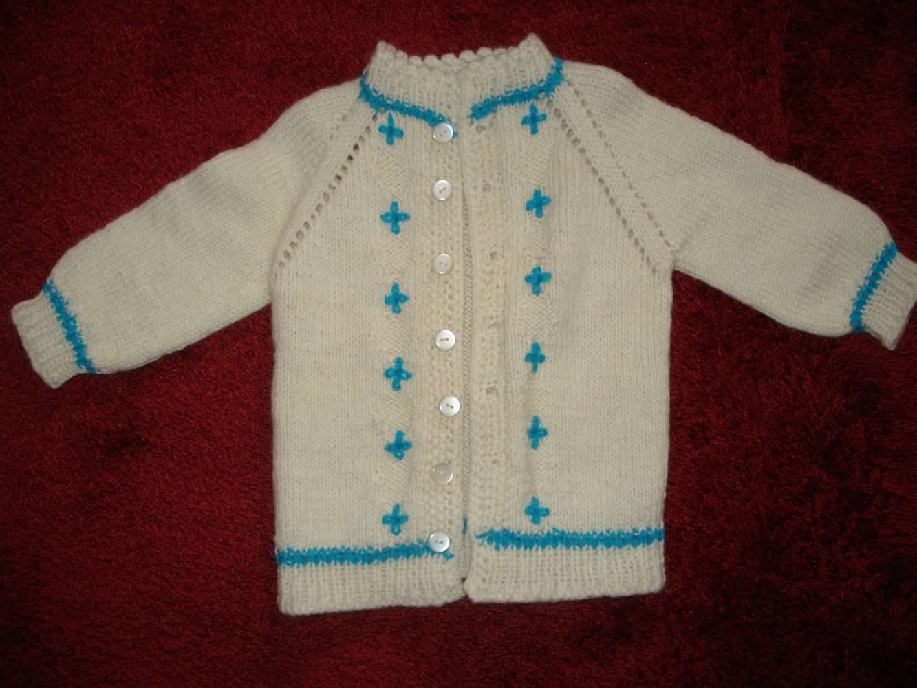 beige-blaue Strickjacke