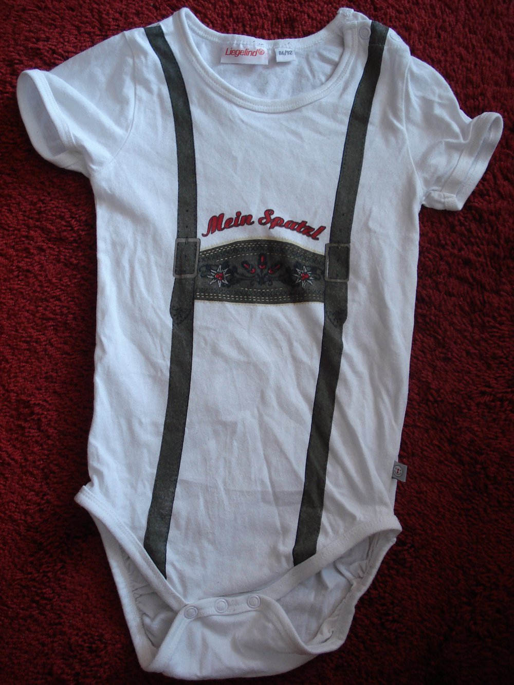 weißer Kurzarm-Body mit bayrischem Hosenträger