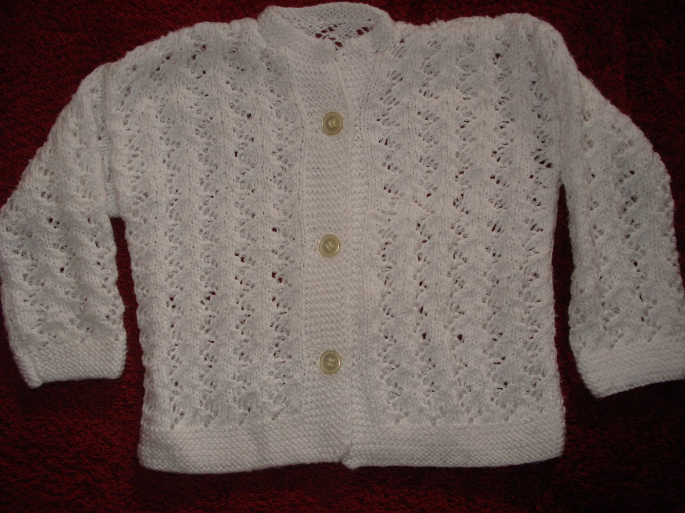 weiße Strickjacke
