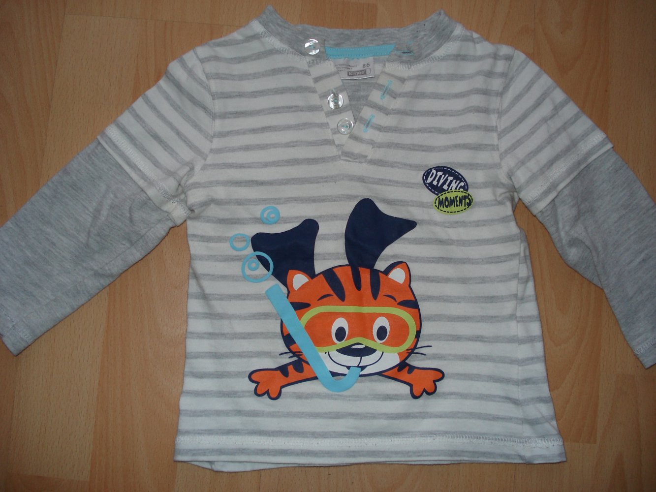grau-weiß-gestreifter Pullover Tiger