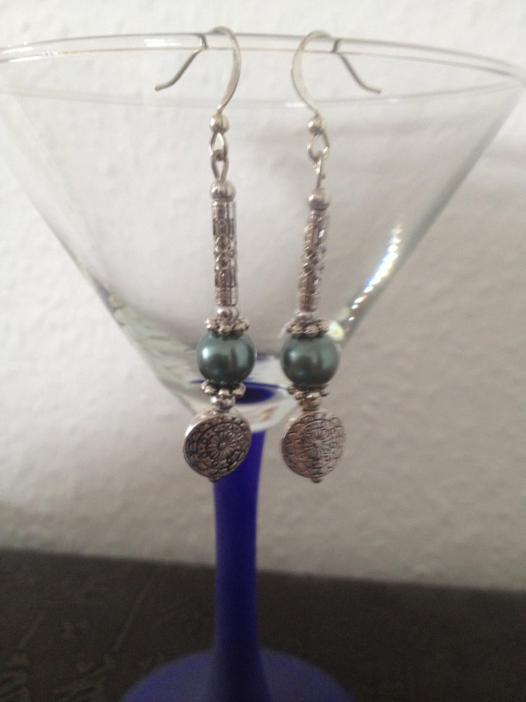 Ohrringe mit resedafarbener Perle und Metallmünze