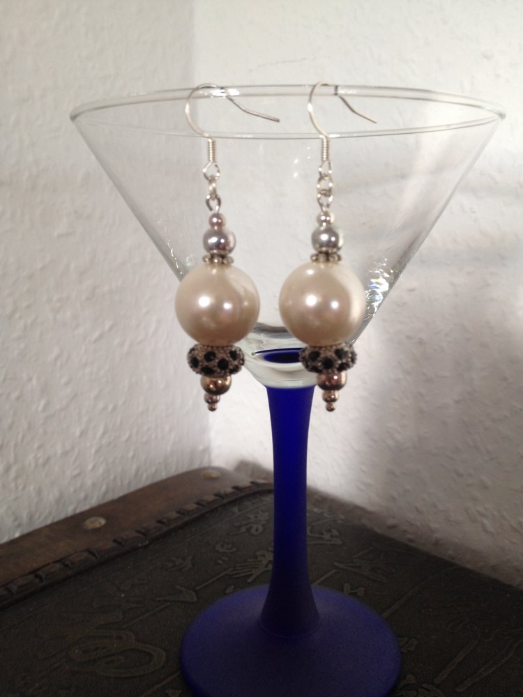 Tolle Ohrringe mit großer Perle und schwarzem Strass