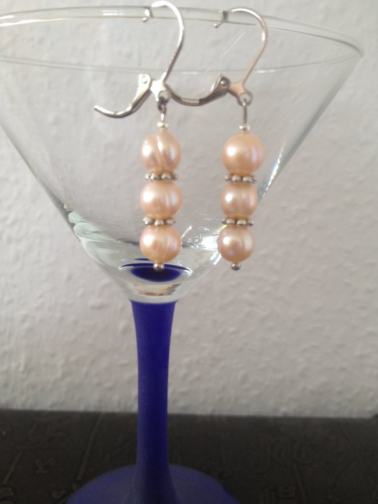 Ohrringe mit zart aprikofarbenen, echten Süsswasserperlen
