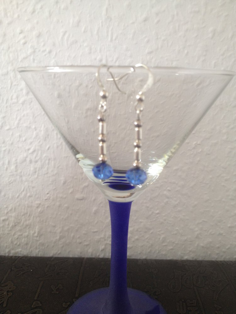 Ohrhänger mit blauer Kristallglas-Perle