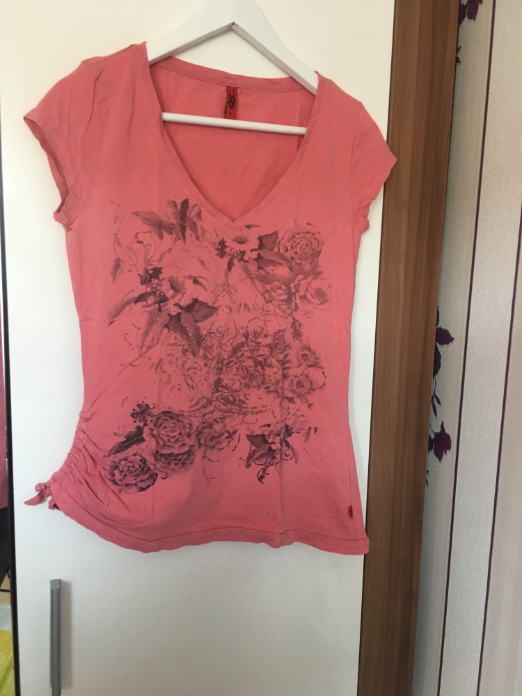 QS by s.Oliver - Hübsches altrosa T-Shirt mit Blumenmuster, V-Ausschnitt  und Schnürung, schwarz, Shirt, Tshirt, Oberteil Shirt floral botanical  Blumen Blümchen