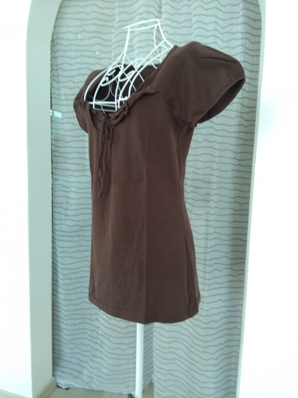 Braunes T-Shirt oben mit Rüschen